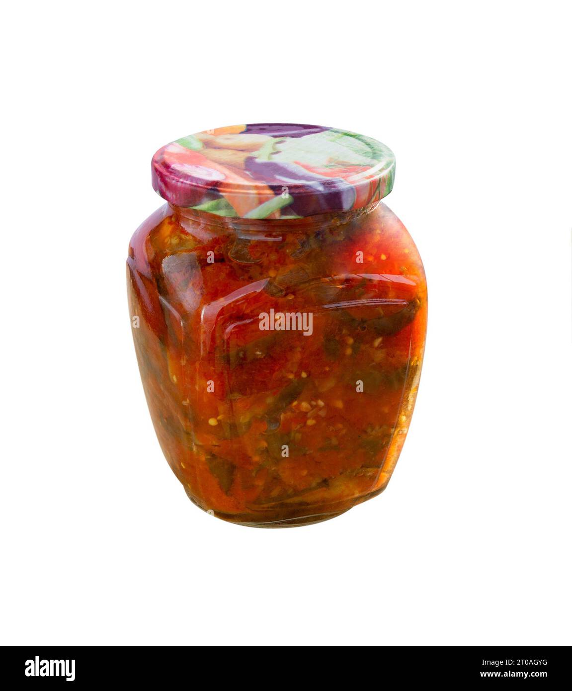 Salade de légumes en conserve dans un bocal en verre, isolé sur fond blanc. Salade de légumes (aubergines, poivrons, tomates). Banque D'Images