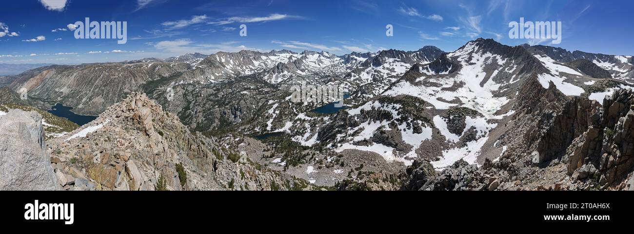 panorama depuis une crête de montagne surplombant le bassin du lac Sabrina dans les montagnes de la Sierra Nevada en Californie Banque D'Images