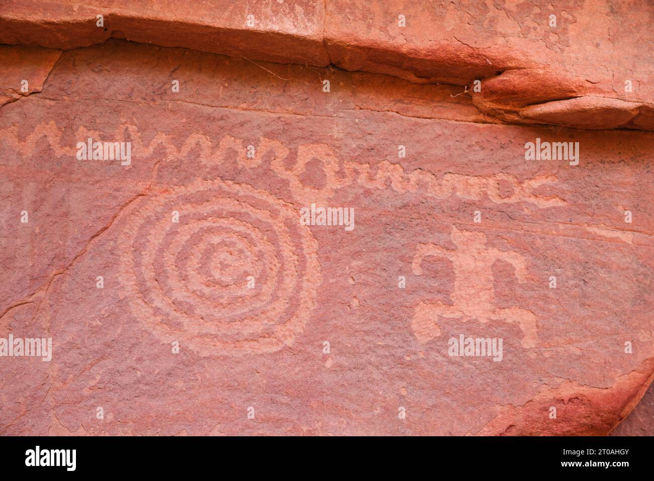 Pétroglyphes de grès rouge de cercles un humain et une ligne courbe dans le parc national de Zion Utah Banque D'Images