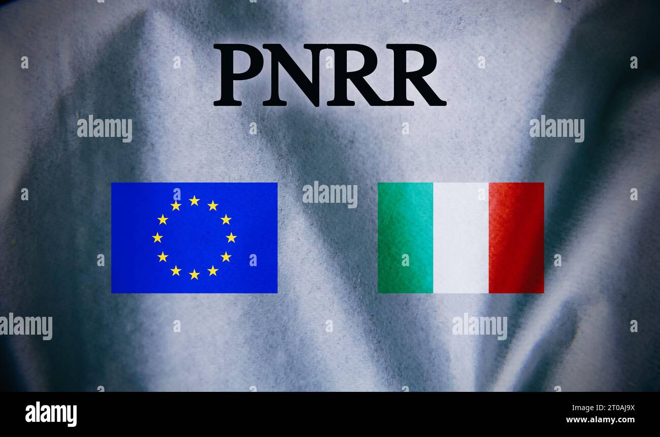 Drapeau européen et drapeau italien avec signe 'Pnrr', concept d'aide financière Banque D'Images