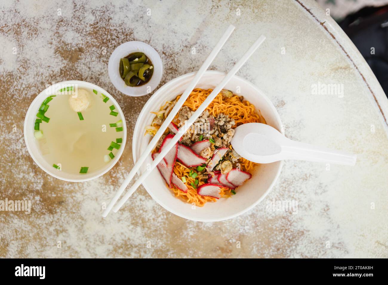 Sarawak Mee (Dry version) - plat de nouilles de porc malaisien servi avec soupe et piments au Hawker Food Stall à Kuala Lumpur, en Malaisie Banque D'Images