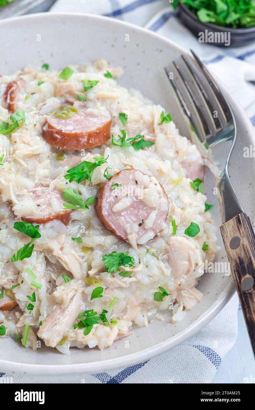 Plat de poulet de Caroline du Sud avec saucisses smockées, dans un bol, vertical, gros plan Banque D'Images