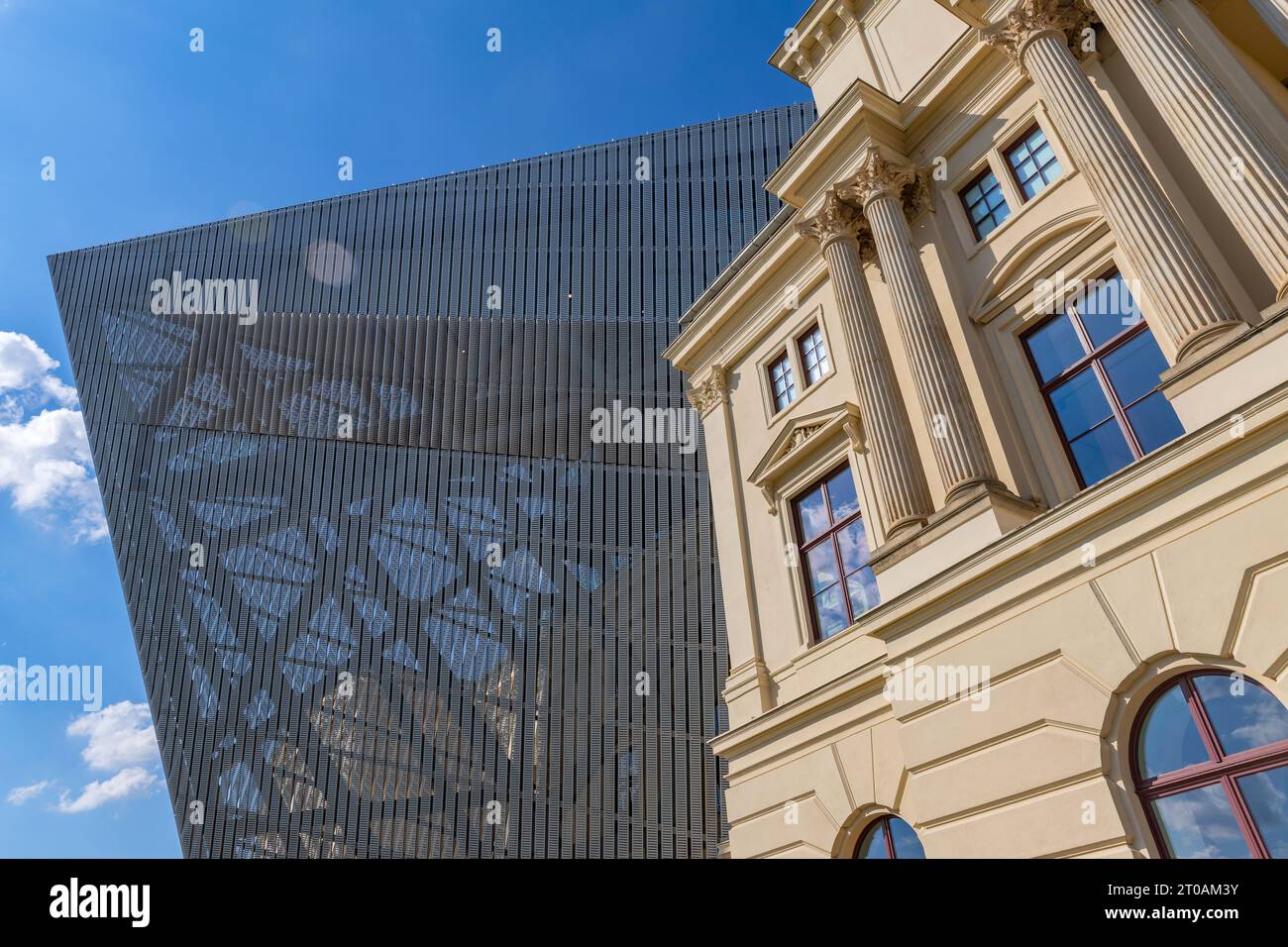 Dresde, Allemagne - 13 août 2023 : détail de la vue extérieure du Musée d'Histoire militaire de Dresde. Banque D'Images