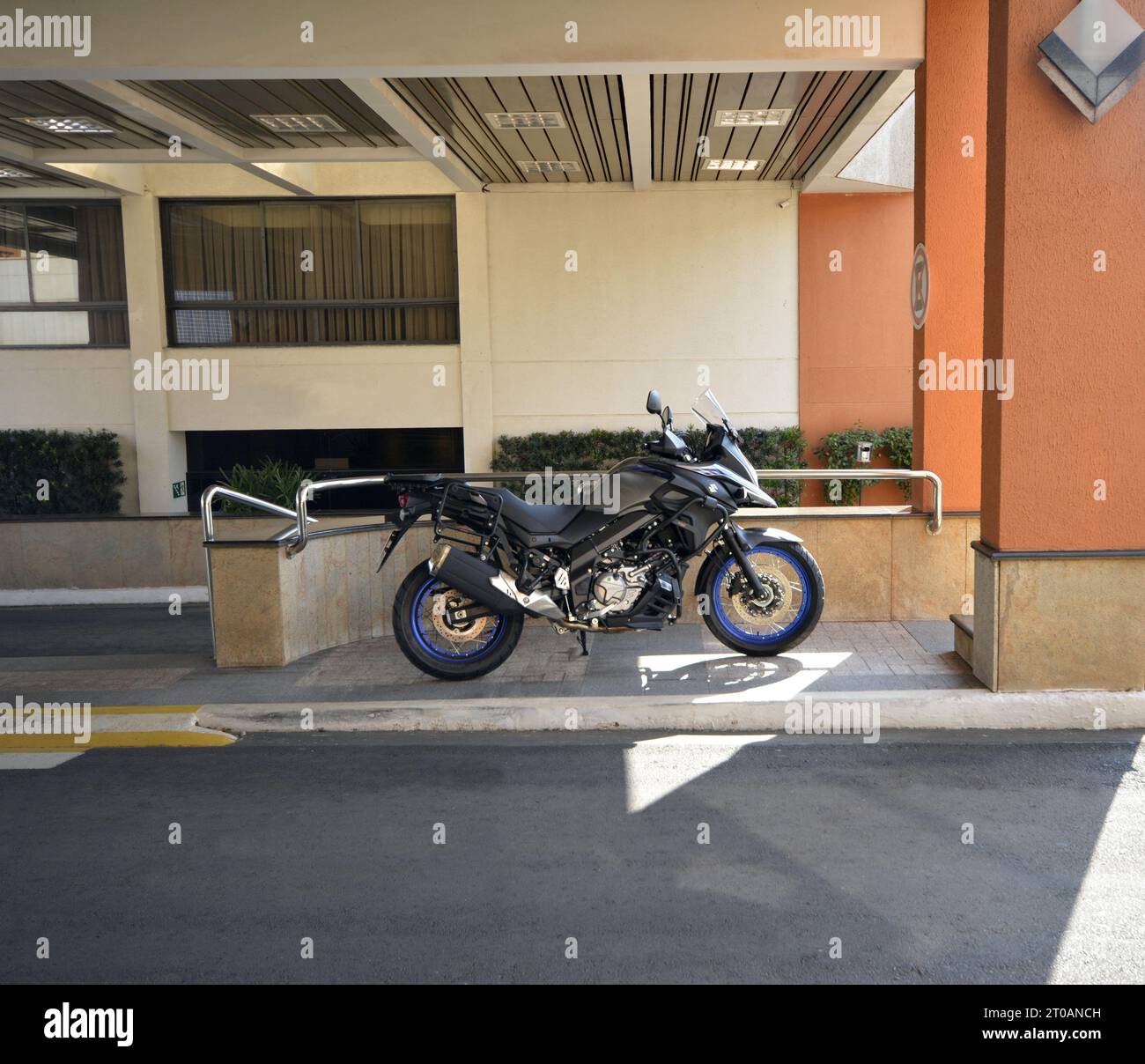 Moto de grande capacité garée dans une entrée d'hôtel de luxe. vue latérale Banque D'Images