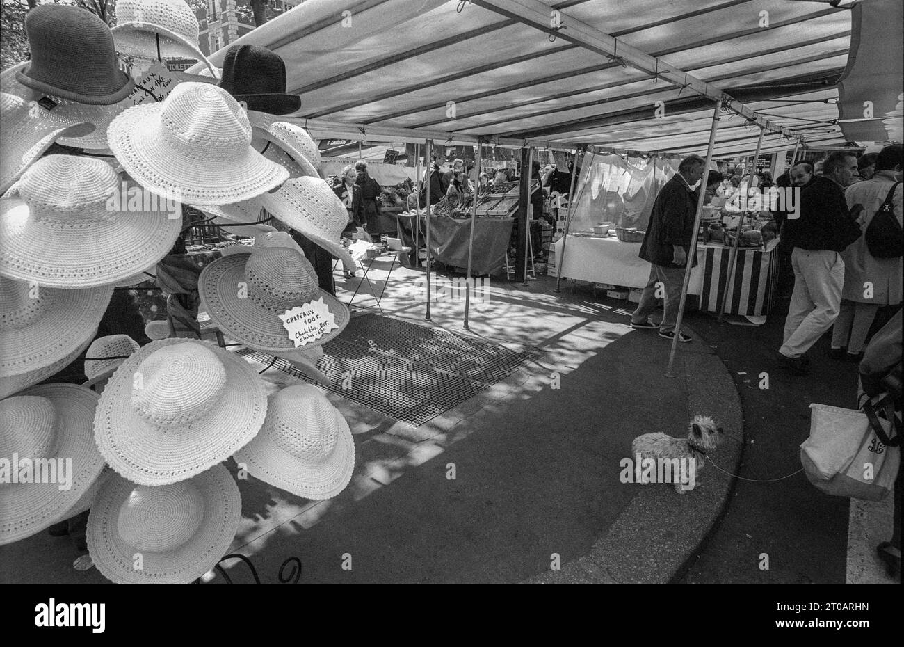 Photographie d'archives en noir et blanc des années 1990 du marché Maubert-Mutualite à Paris. Banque D'Images