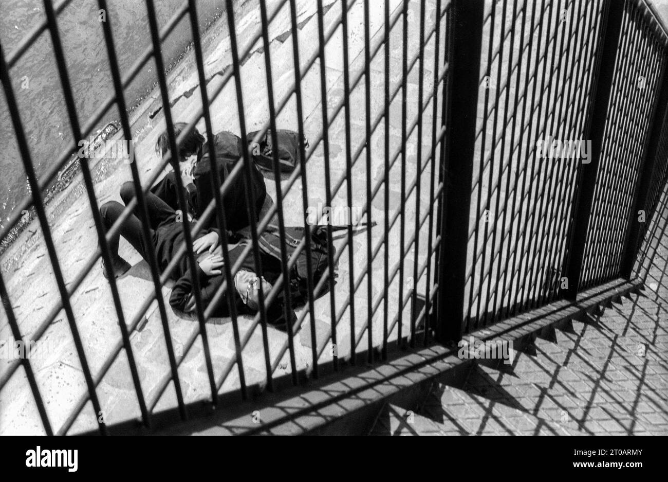 Photographie d'archives en noir et blanc des années 1990 de personnes prenant un bain de soleil au bord de la Seine à Paris. Banque D'Images