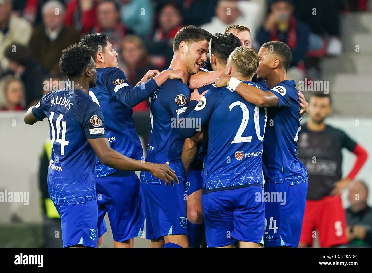 Freiburg, Allemagne. 05 octobre 2023. Allemagne, Fribourg, 5 octobre 2023 : Nayef Aguerd (27 West Ham) célèbre avec ses coéquipiers après avoir marqué le deuxième but de son équipe lors du match de football de l'UEFA Europa League entre le SC Freiburg et West Ham United au stade Europa Park de Fribourg, en Allemagne. (Daniela Porcelli/SPP) crédit : SPP Sport Press photo. /Alamy Live News Banque D'Images