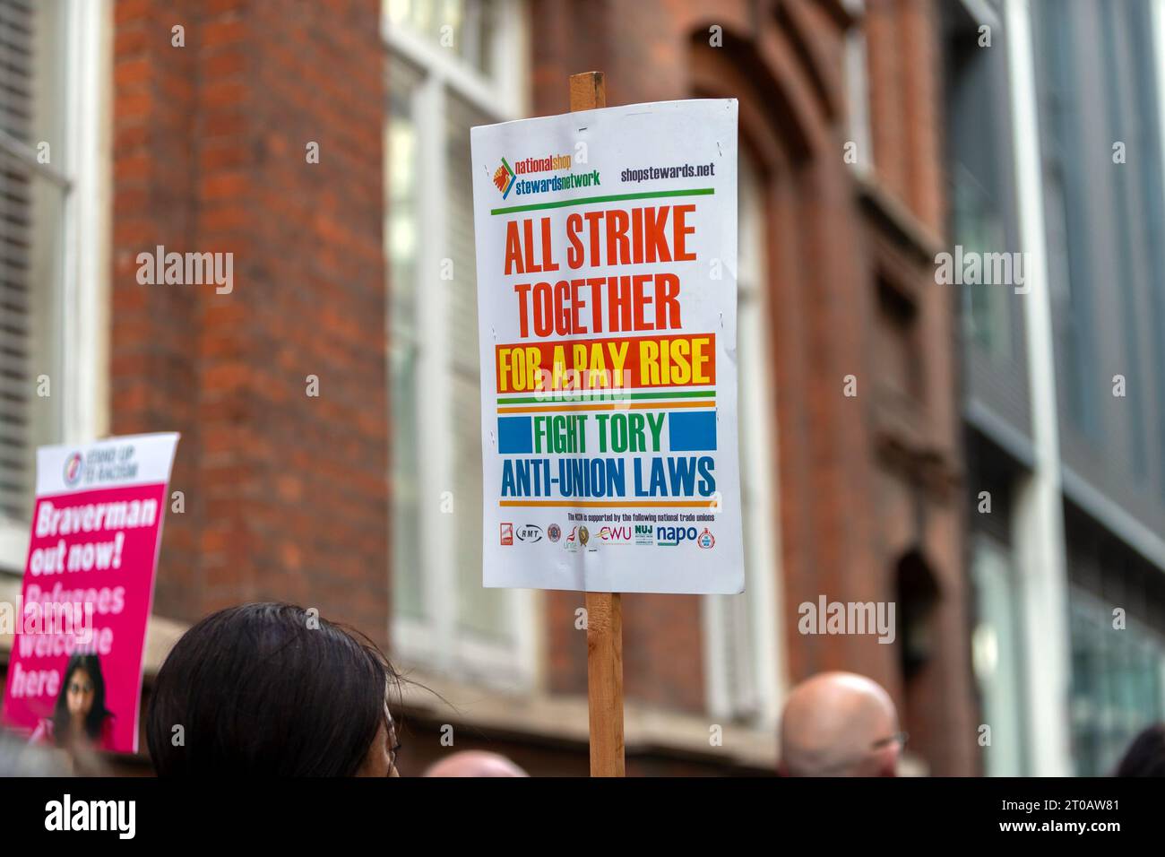 Londres, Royaume-Uni. 4 octobre 2023. Le personnel de Barts and Synergy (une société de sous-traitance fournissant des services de linge) ainsi que de nombreux autres travailleurs du secteur ont pris part à des actions syndicales et ont fait grève dans un différend plus large sur les salaires et les niveaux de sécurité du personnel. Ils ont été rejoints par des membres de l'East London Foundation Trust qui participent également à une grève d'une journée sur les salaires et les niveaux de sécurité du personnel. Ils ont ensuite pris part à une marche vers Altab Ali Park pour un rassemblement où divers porte-parole du syndicat ainsi que l'ancien dirigeant travailliste Abdullah Bailey/Alamy Live News Banque D'Images