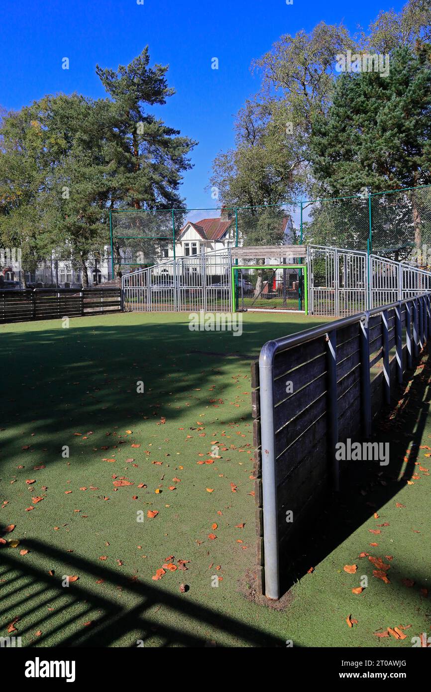 Communauté construite à cet effet cinq terrains de football à côté, Victoria Park, Cardiff. Prise en octobre 2023. Banque D'Images