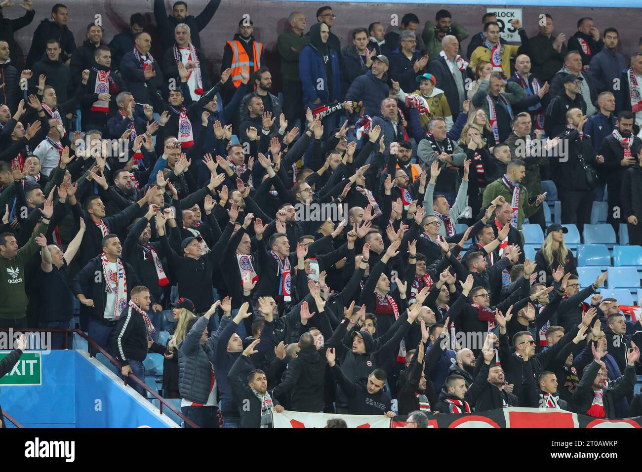 Les supporters de HŠK Zrinjski Mostar lors du match de l'UEFA Europa Conference League Aston Villa vs HŠK Zrinjski Mostar à Villa Park, Birmingham, Royaume-Uni, le 5 octobre 2023 (photo Gareth Evans/News Images) Banque D'Images