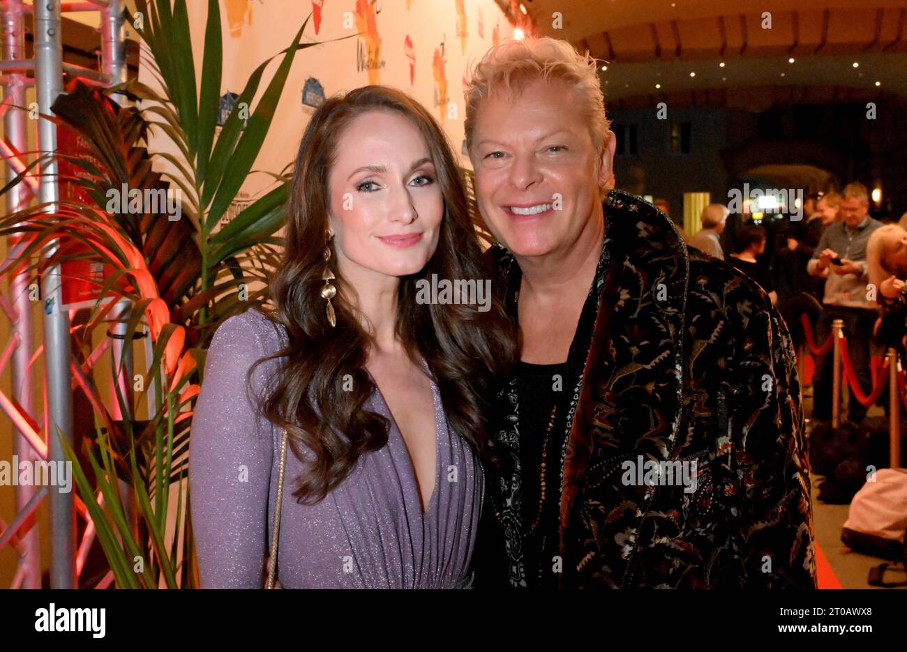 Munich, Allemagne. 05 octobre 2023. Les compositeurs Uwe Fahrenkrog-Petersen et Christin Fahrenkrog-Petersen sont sur le tapis rouge lors de la première allemande de la comédie musicale Desert Flower au Deutsches Theater. La comédie musicale est basée sur un roman de Waris Dirie. Crédit : Felix Hörhager/dpa/Alamy Live News Banque D'Images