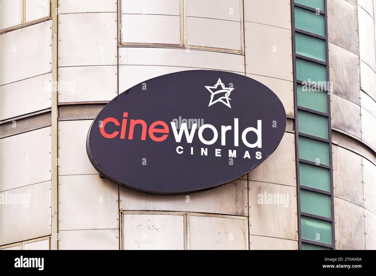 Cardiff, pays de Galles - 1 octobre 2023 : Inscrivez-vous à l'extérieur du cinéma multi-écrans Cineworld dans le centre-ville de Cardiff Banque D'Images