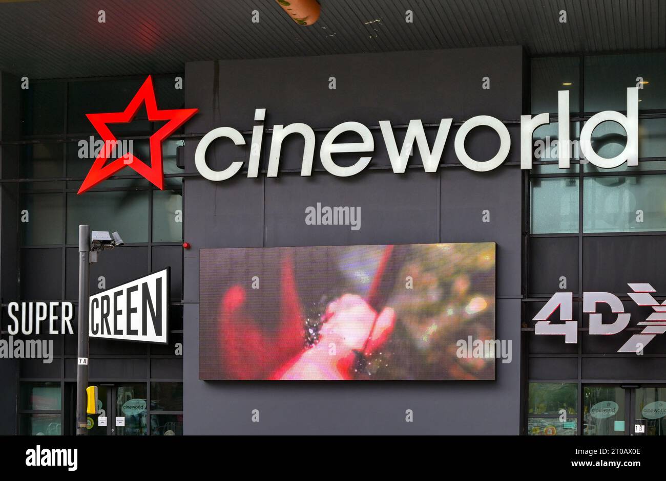 Cardiff, pays de Galles - 1 octobre 2023 : panneau à l'entrée du cinéma multi-écrans Cineworld dans le centre-ville de Cardiff Banque D'Images