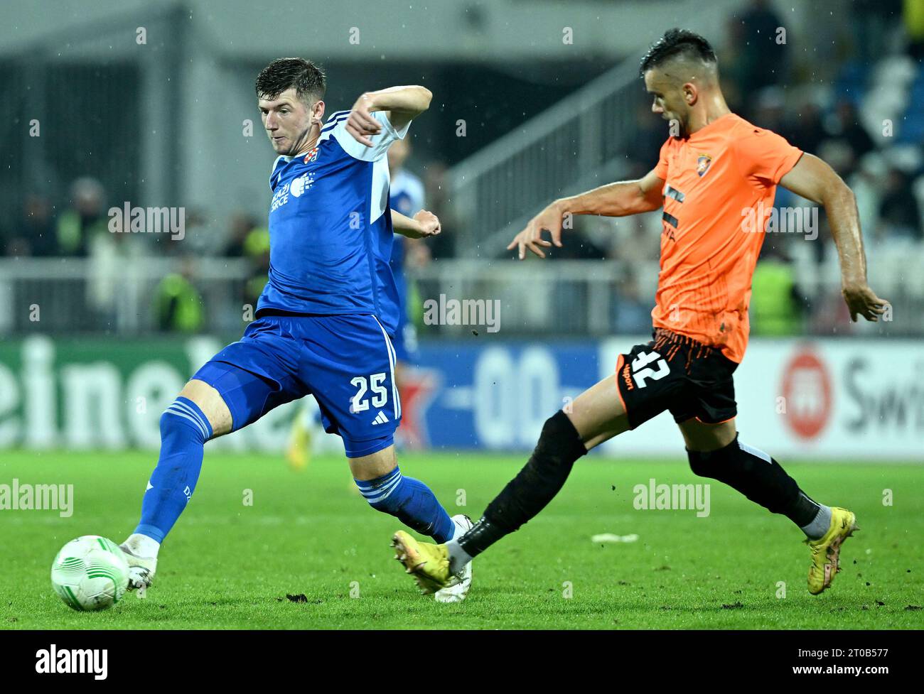 Pristina, Kosovo. 05 octobre 2023. PRISTINA, KOSOVO - OCTOBRE 5 : Petar Sucic du Dinamo Zagreb et Bajram Jashanica de Ballkani en action lors du match du groupe C de l'UEFA Europa Conference League entre Ballkani et GNK Dinamo Zagreb au Stadiumi Fadil Vokrri le 5 octobre 2023 à Pristina, Kosovo. Photo : Marko Lukunic/PIXSELL crédit : Pixsell/Alamy Live News Banque D'Images