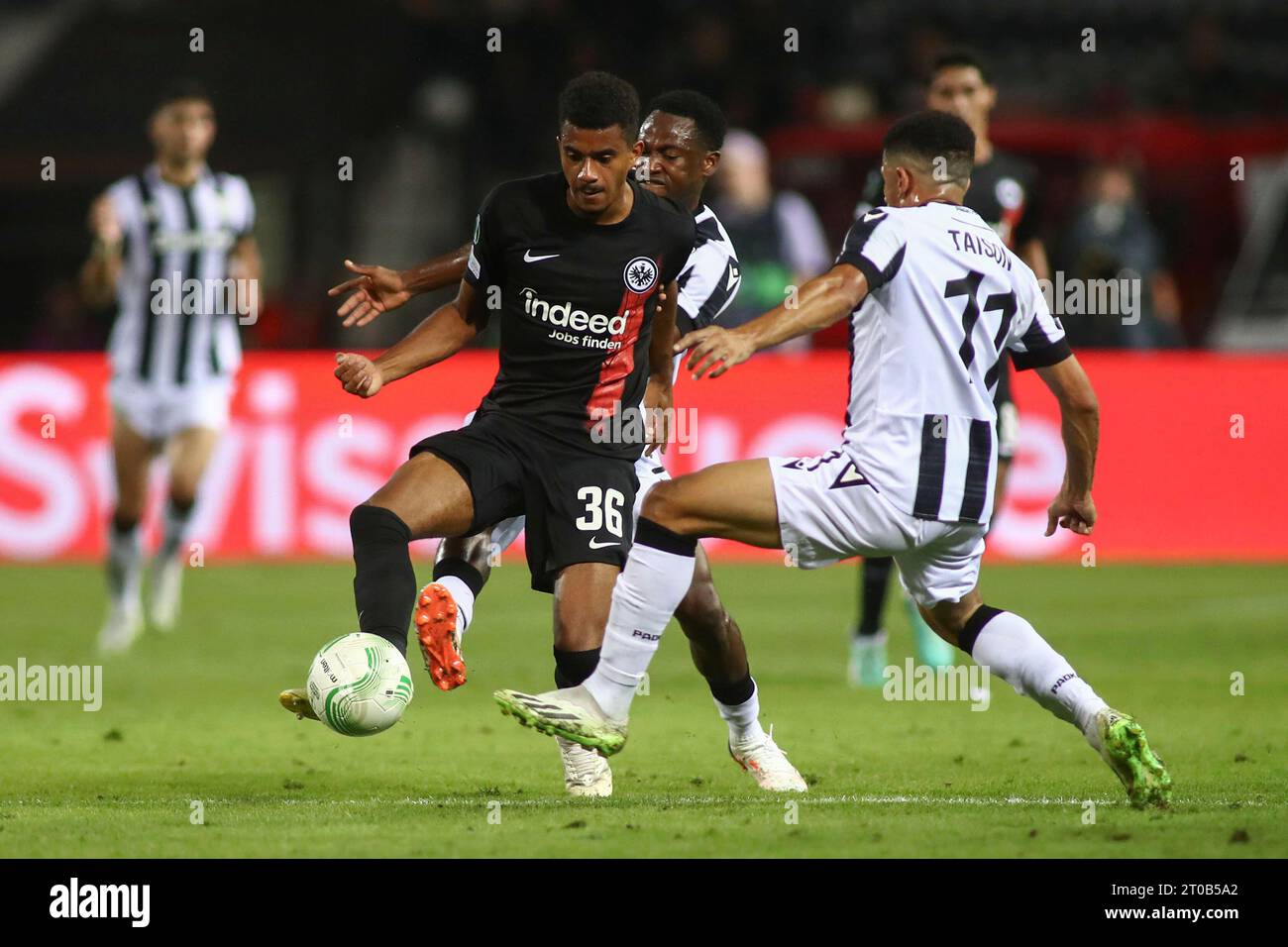 Frankfurt's Ansgar Knauff, left, challenges for the ball with PAOK's Soualiho Meite during the Europa Conference League, group G soccer match between PAOK FC and Eintracht Frankfurt at the Toumba stadium in the northern city of Thessaloniki, Greece, Thursday, Oct. 8, 2023. (AP Photo/Giannis Papanikos) Banque D'Images