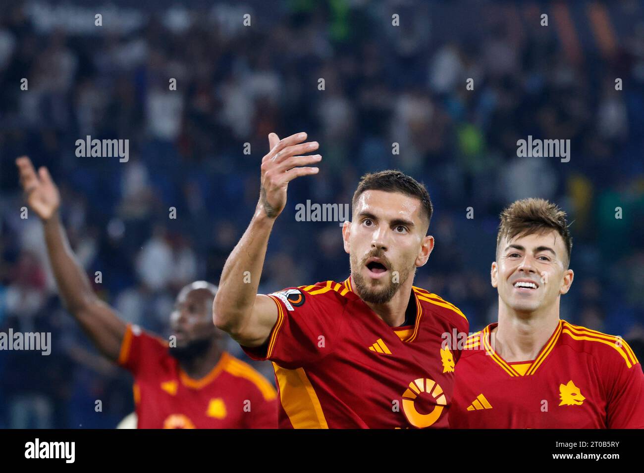 Rome, Italie. 5 octobre 2023. Lorenzo Pellegrini, à gauche, de L’AS Roma, célèbre avec son coéquipier Stephan El Shaarawy après avoir marqué lors du match de football du Groupe G de l’Europa League entre Roma et Servette. Crédit : Riccardo de Luca - Update Images/Alamy Live News Banque D'Images