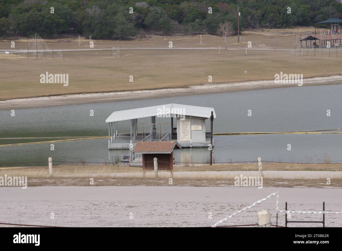 Abri flottant à l'aire de loisirs extérieure de Belton Lake Banque D'Images