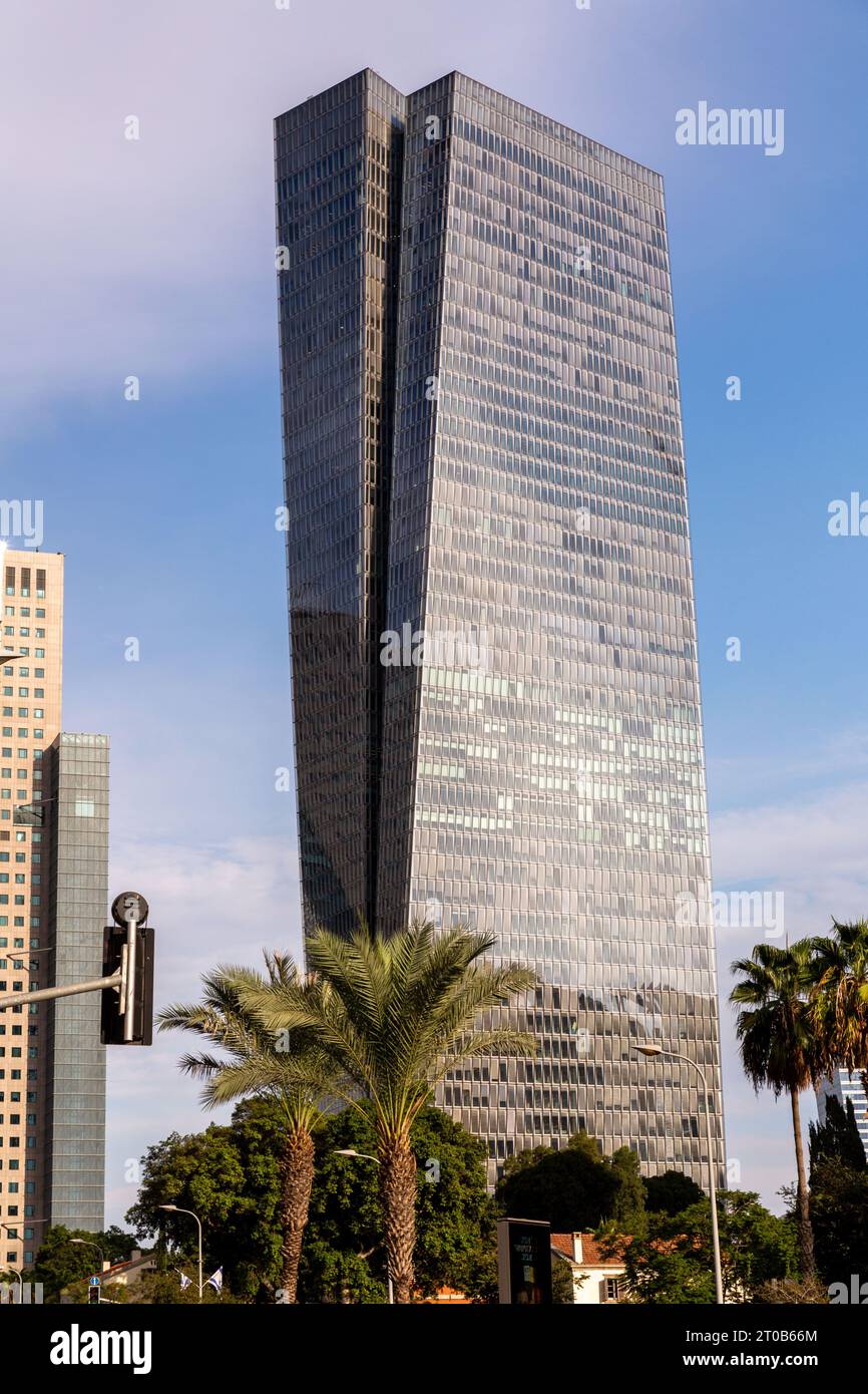 Tel Aviv, Israël - octobre 2023 - façade extérieure moderne du bâtiment Azrieli Sarona sur la rue Kaplan à tel Aviv, Israël. Banque D'Images