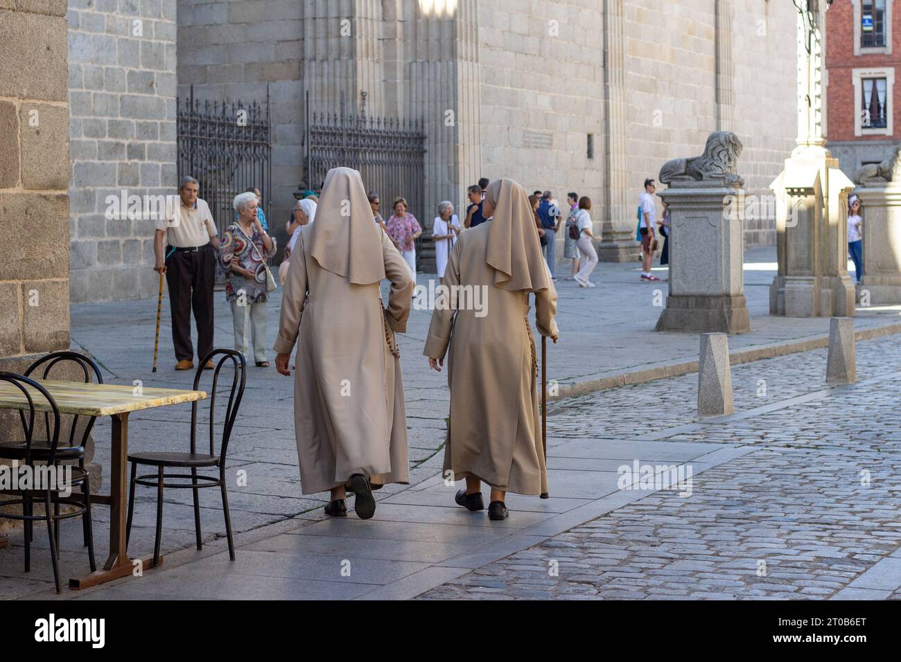 Deux religieuses vont à la cathédrale d'Avila Banque D'Images