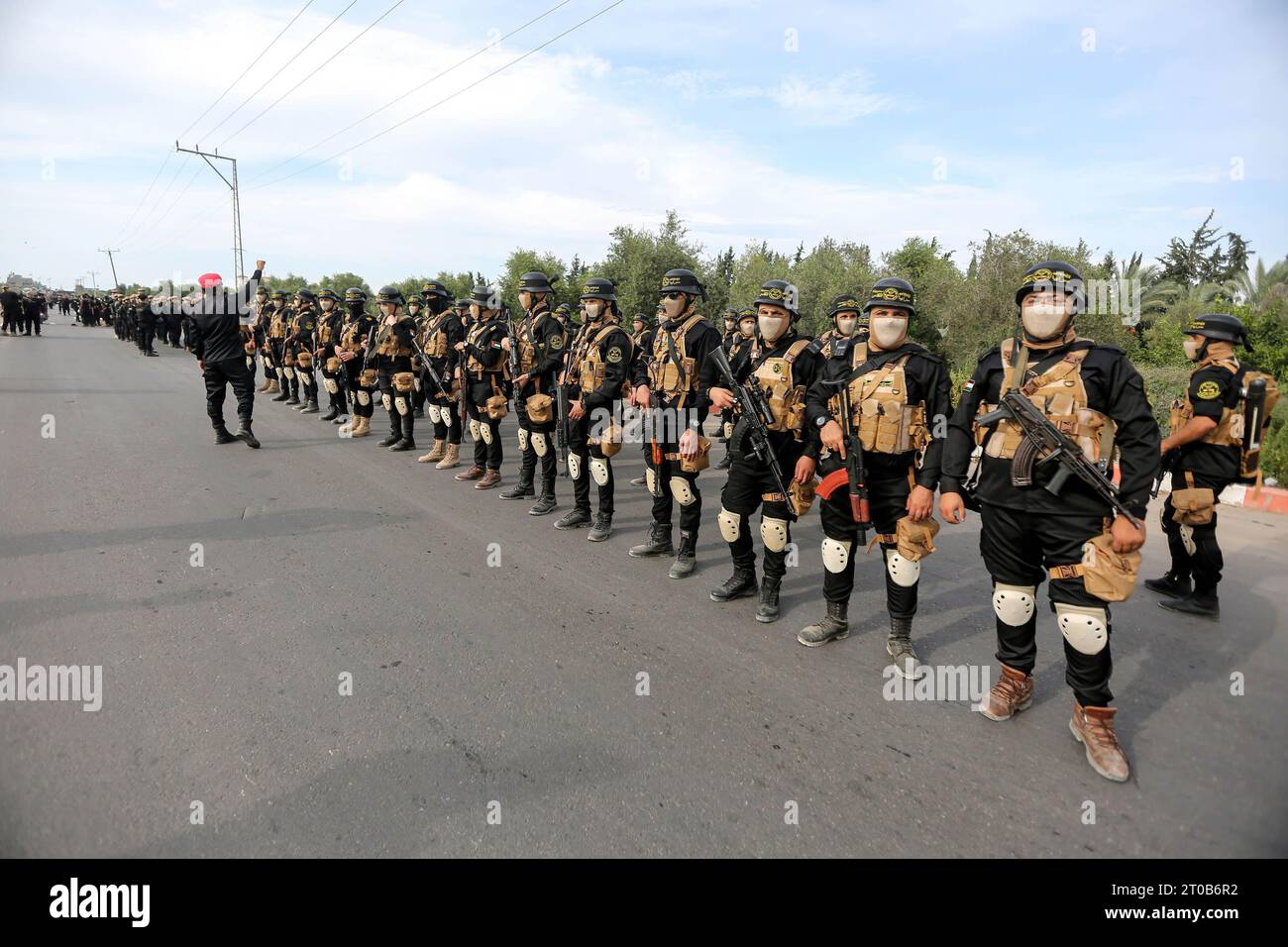 Des membres des Brigades Al Qods, la branche militaire du mouvement Jihad islamique, participent à un défilé militaire anti-israélien à l'occasion du 36e anniversaire de la fondation du mouvement dans la ville de Gaza. Banque D'Images