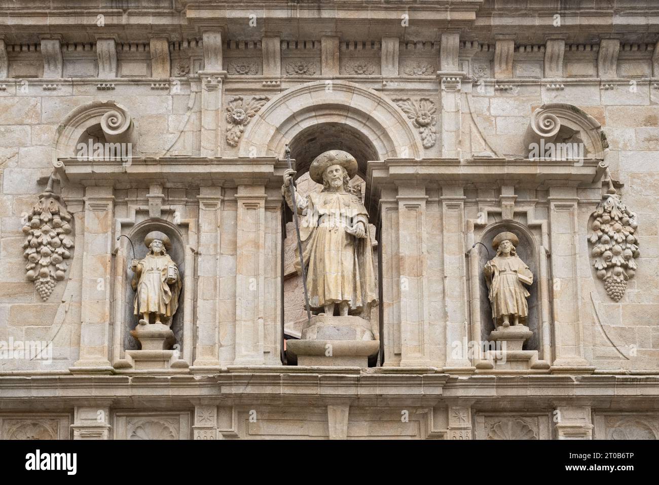Saint James saint patron de l'Espagne statue au-dessus de la porte sainte, cathédrale Saint-Jacques-de-compostelle, Saint-Jacques-de-Compostelle, Galice, Espagne Banque D'Images