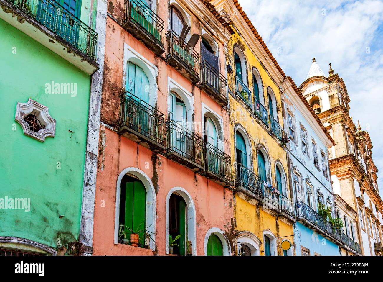 Façades de maisons colorées et église dans le style baroque et colonial endommagé par le temps dans le quartier Pelourinho dans la ville de Salvador Banque D'Images