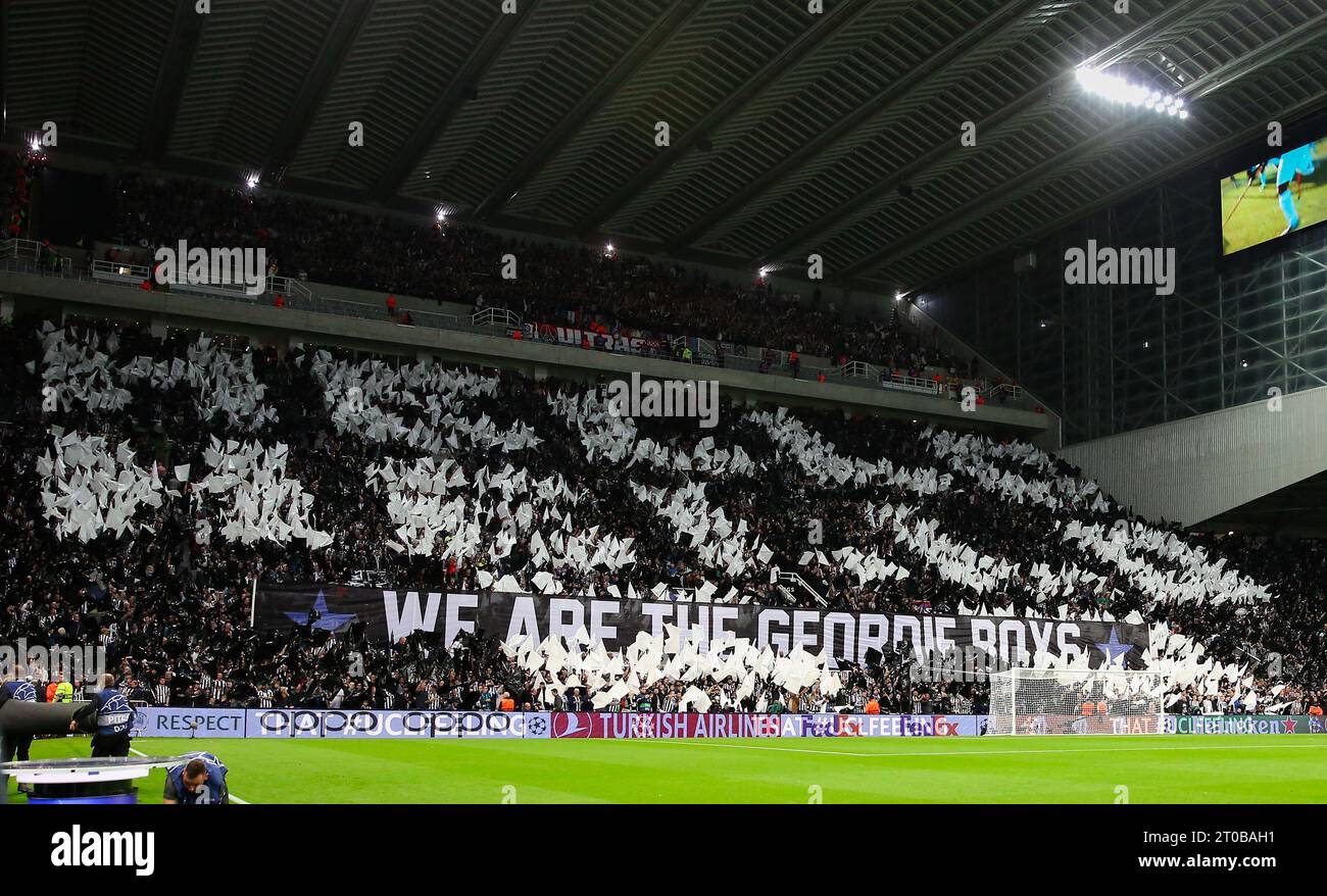 Newcastle, Royaume-Uni. 04 octobre 2023. Bonjour Bonjour nous sommes les Geordie Boys écrits en drapeaux sur le stand Leazes avant le Newcastle United FC contre Paris Saint-Germain FC, UEFA Champions League Round 1 match à St.James' Park, Newcastle, Royaume-Uni le 4 octobre 2023 crédit : chaque deuxième Media/Alamy Live News Banque D'Images