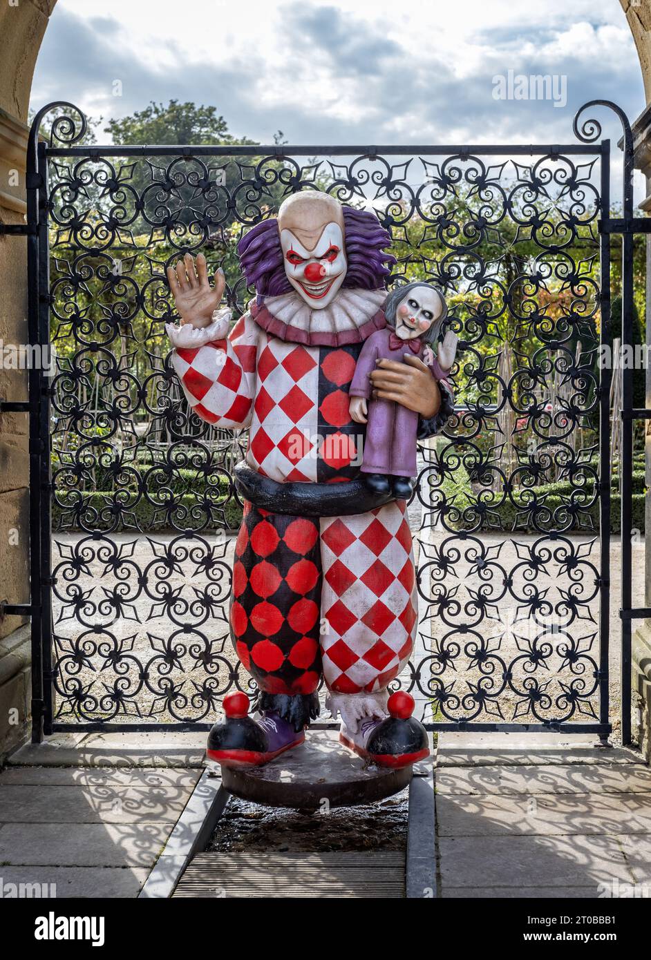 Clown effrayant avec le sourire maléfique exposé pour les haloween à Alnwick Gardens, Alnwick, Northumberland, Royaume-Uni le 26 septembre 2023 Banque D'Images