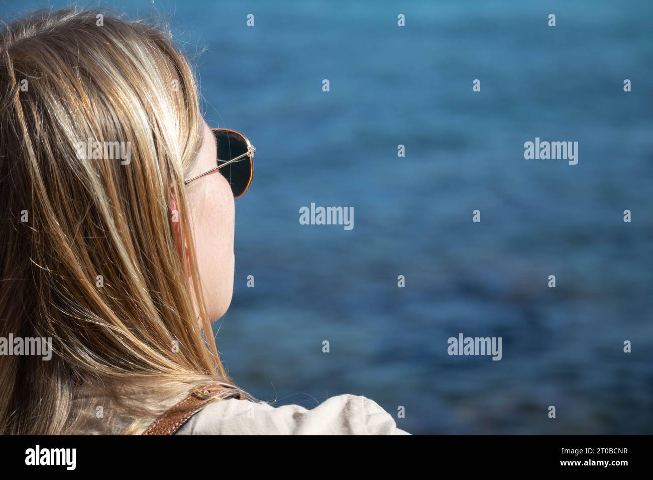 gros plan de femme méconnaissable regardant la mer, image avec espace de copie Banque D'Images