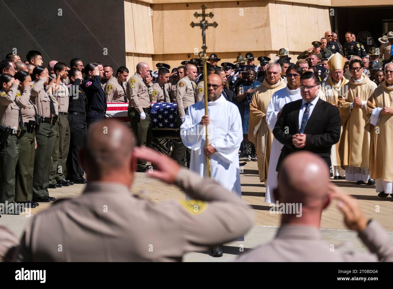 Los Angeles, États-Unis. 05 octobre 2023. L'archevêque Jose H. Gomez quitte la procession alors que le cercueil de Ryan Clinkunbroomer, adjoint du shérif de Los Angeles, est effectué à la cathédrale notre-Dame des Anges. Clinkunbroomer a été abattu dans son véhicule de patrouille le mois dernier près de Palmdale, Californie. (Photo de Ringo Chiu/SOPA Images/Sipa USA) crédit : SIPA USA/Alamy Live News Banque D'Images