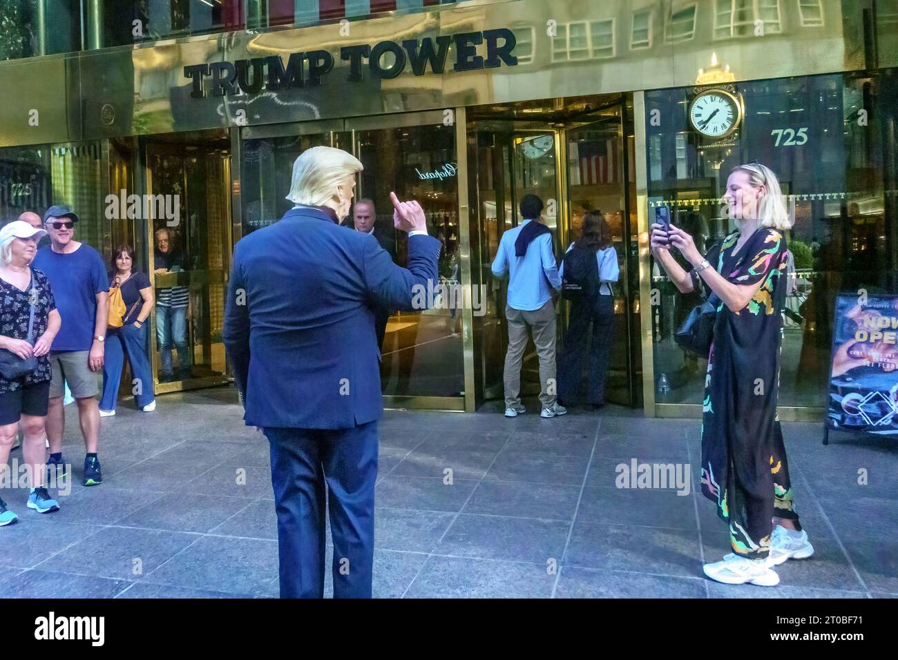 New York, États-Unis. 5 octobre 2023. Un imitateur portant un masque de l'ancien président américain Donald Trump se produit pour les passants à l'entrée principale de la Trump Tower dans la Cinquième Avenue dans le quartier central de Manhattan. Trump fait actuellement face à un procès pour fraude civile à New York. Crédit : Enrique Shore/Alamy Live News Banque D'Images