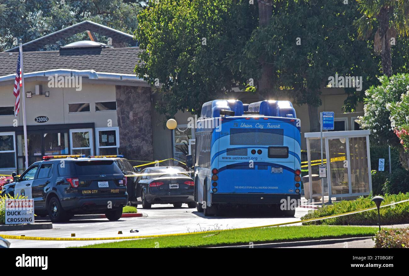Police sur une scène de crime où des gens ont été poignardés dans un parc de maisons mobiles senior à Union City, en Californie, le matin du 5 octobre 2023 Banque D'Images