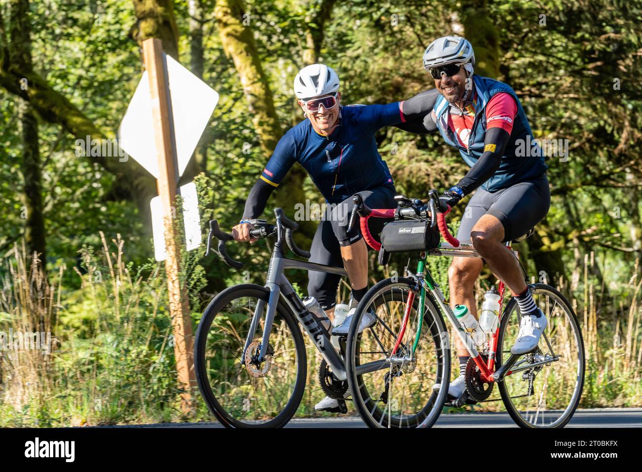 Deux amis à vélo sur la côte de l'Oregon Banque D'Images