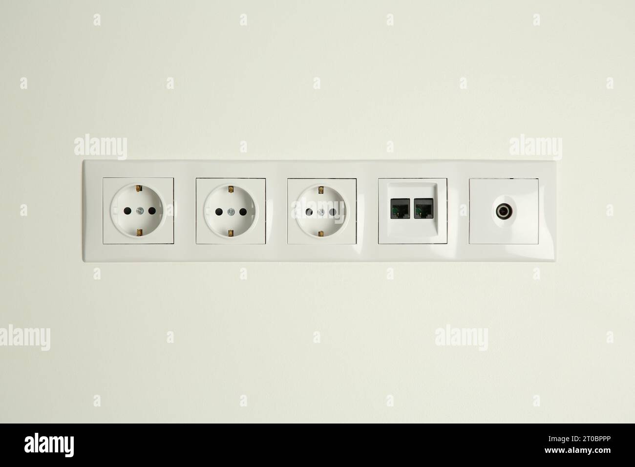 De nombreuses prises de courant avec plaques coaxiales ethernet et TV sur mur blanc à l'intérieur Banque D'Images