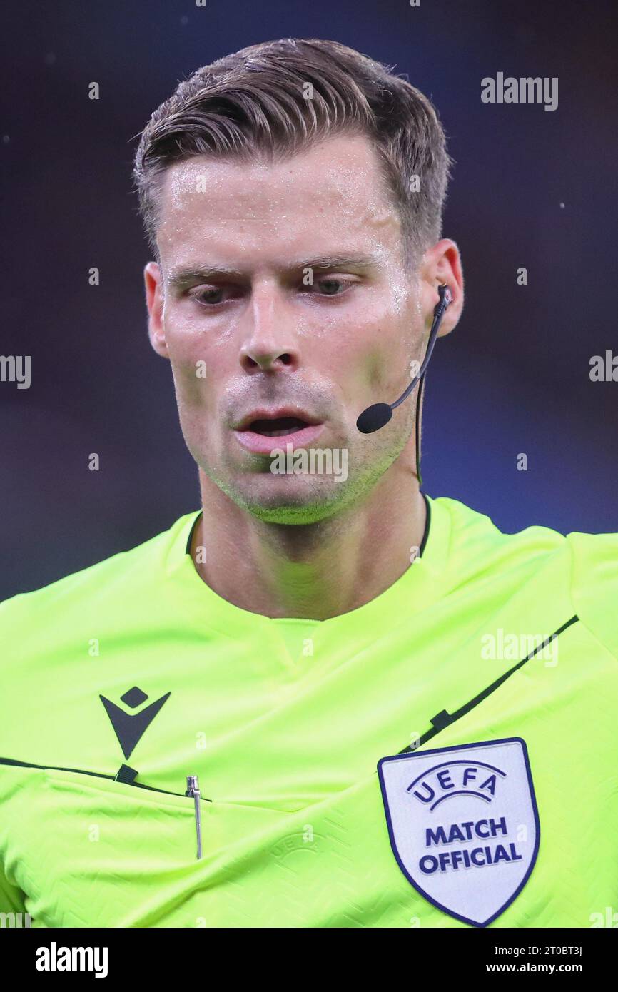 Arbitre Urs Schnyder lors du match de l'UEFA Europa Conference League Aston Villa vs HŠK Zrinjski Mostar à Villa Park, Birmingham, Royaume-Uni, le 5 octobre 2023 (photo Gareth Evans/News Images) Banque D'Images