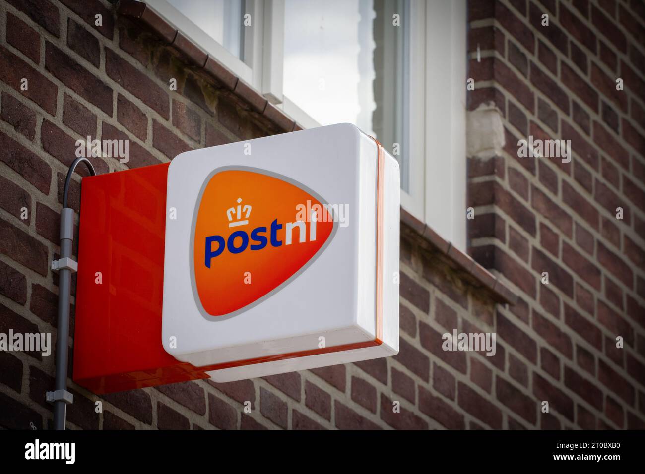 Photo d'un signe avec le logo de PostNL prise sur leur bureau dans le centre-ville de Vaals. PostNL, anciennement TNT N.V., est une société de courrier, colis et e-commerce Banque D'Images