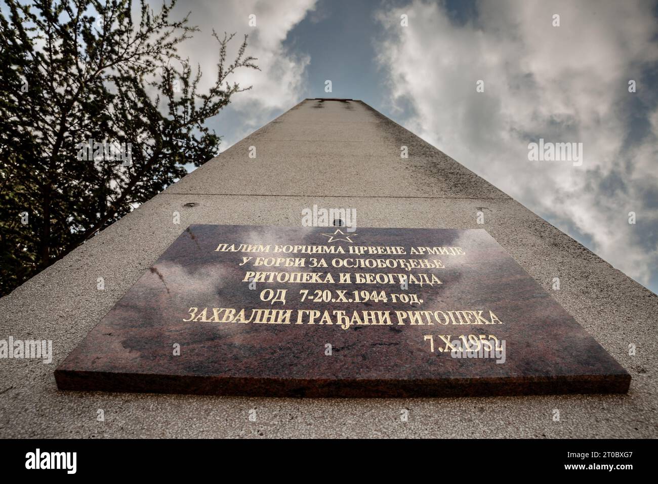 Photo de la plaque commémorative du monument principal de Ritopek, Serbie. Le monument et l'ossuaire commémoratif à Ritopek, un lieu peuplé sur le territo Banque D'Images