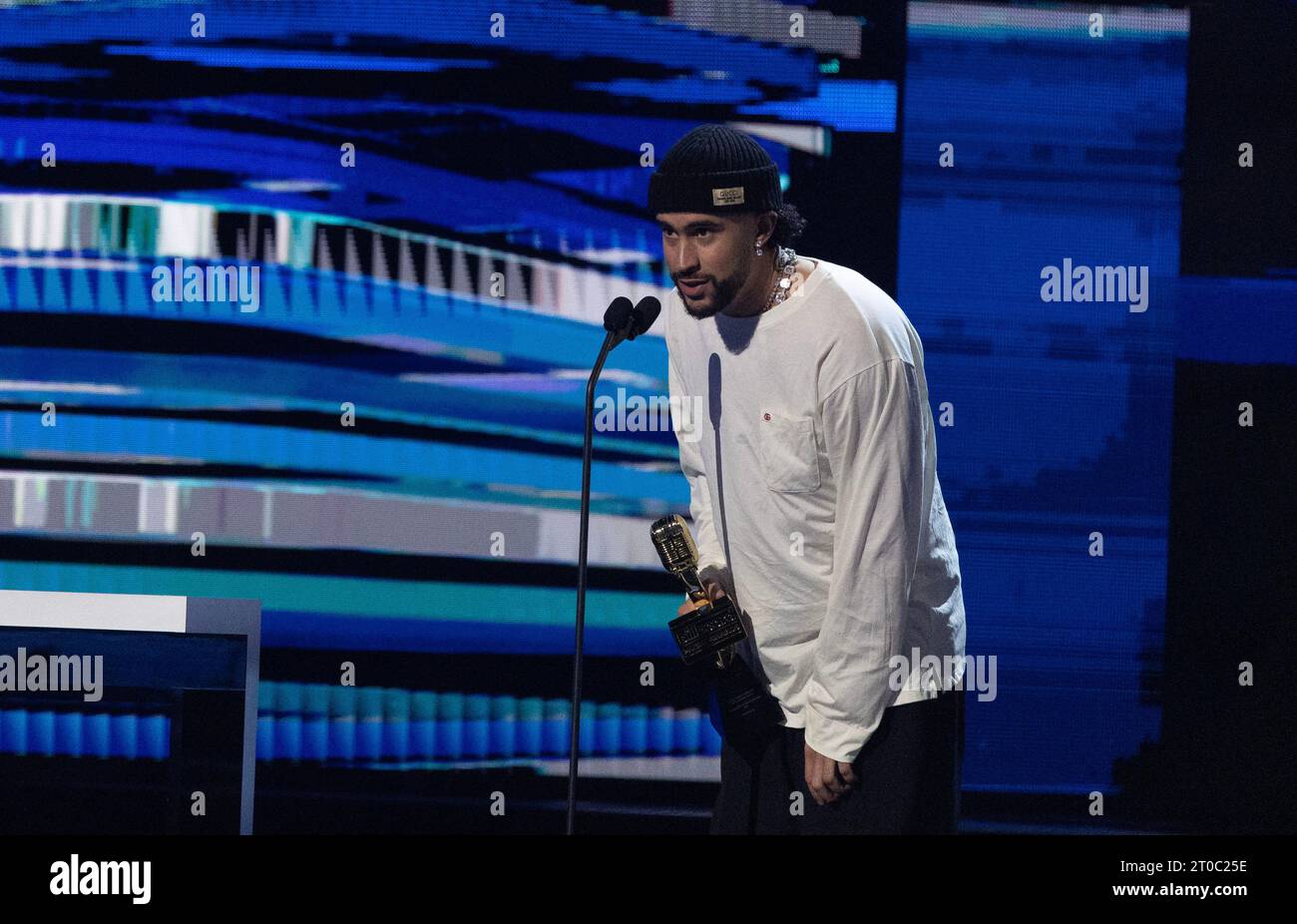 Coral Gables, États-Unis. 05 octobre 2023. Bad Bunny reçoit un prix aux Latin Billboard Music Awards 2023 à l'Université de Miami, Watsco Center, jeudi 05 octobre 2023 à Coral Gables, Floride. Photo de Gary I Rothstein/UPI crédit : UPI/Alamy Live News Banque D'Images