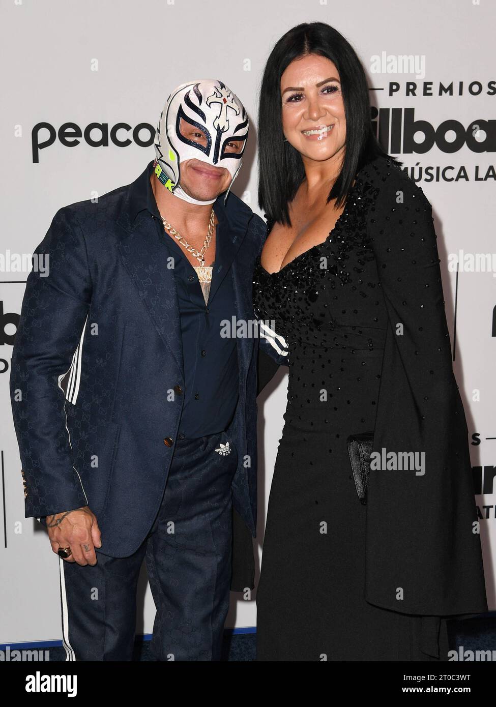 CORAL GABLES, FL - OCTOBRE 5 : Rey Mysterio et Angie Gutierrez aux Billboard Latin Music Awards 2023 au Wasco Center à Coral Gables, Floride le 5 octobre 2023. Copyright : xmpi04x crédit : Imago/Alamy Live News Banque D'Images