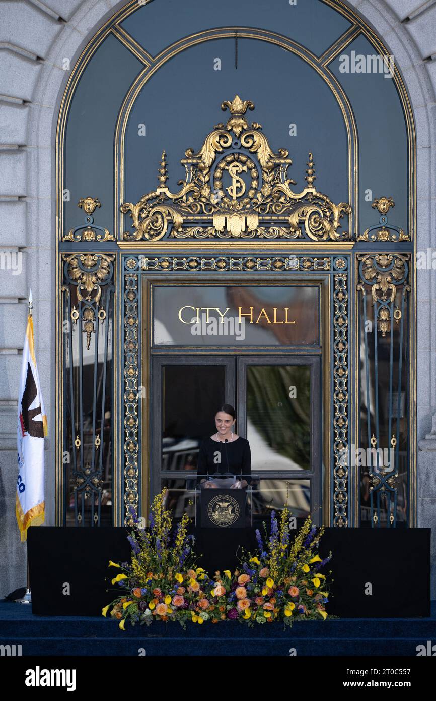 San Francisco, CA, États-Unis. 5 octobre 2023. Eileen Mariano parle de sa grand-mère la sénatrice Dianne Feinstein lors du service commémoratif à l’hôtel de ville jeudi 5 octobre 2023 à San Francisco. Le sénateur américain Dianne Feinstein de Californie, démocrate centriste et championne des causes libérales qui a été élue au Sénat en 1992 et a brisé les barrières de genre tout au long de sa longue carrière dans la politique locale et nationale est décédée la semaine dernière à 90 ans. (Image de crédit : © Paul Kitagaki Jr./ZUMA Press Wire) USAGE ÉDITORIAL SEULEMENT! Non destiné à UN USAGE commercial ! Banque D'Images