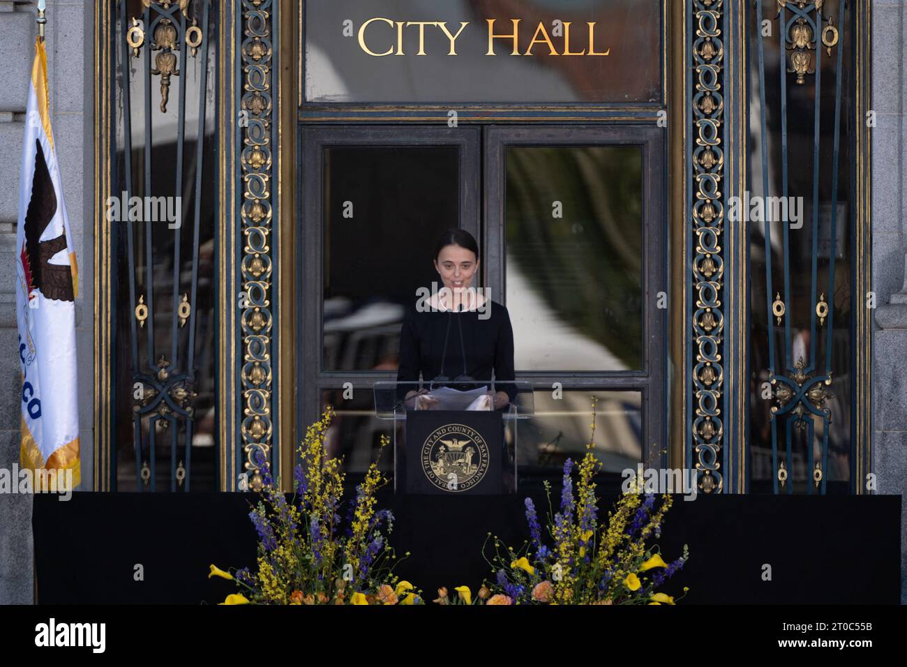 San Francisco, CA, États-Unis. 5 octobre 2023. Eileen Mariano parle de sa grand-mère la sénatrice Dianne Feinstein lors du service commémoratif à l’hôtel de ville jeudi 5 octobre 2023 à San Francisco. Le sénateur américain Dianne Feinstein de Californie, démocrate centriste et championne des causes libérales qui a été élue au Sénat en 1992 et a brisé les barrières de genre tout au long de sa longue carrière dans la politique locale et nationale est décédée la semaine dernière à 90 ans. (Image de crédit : © Paul Kitagaki Jr./ZUMA Press Wire) USAGE ÉDITORIAL SEULEMENT! Non destiné à UN USAGE commercial ! Banque D'Images