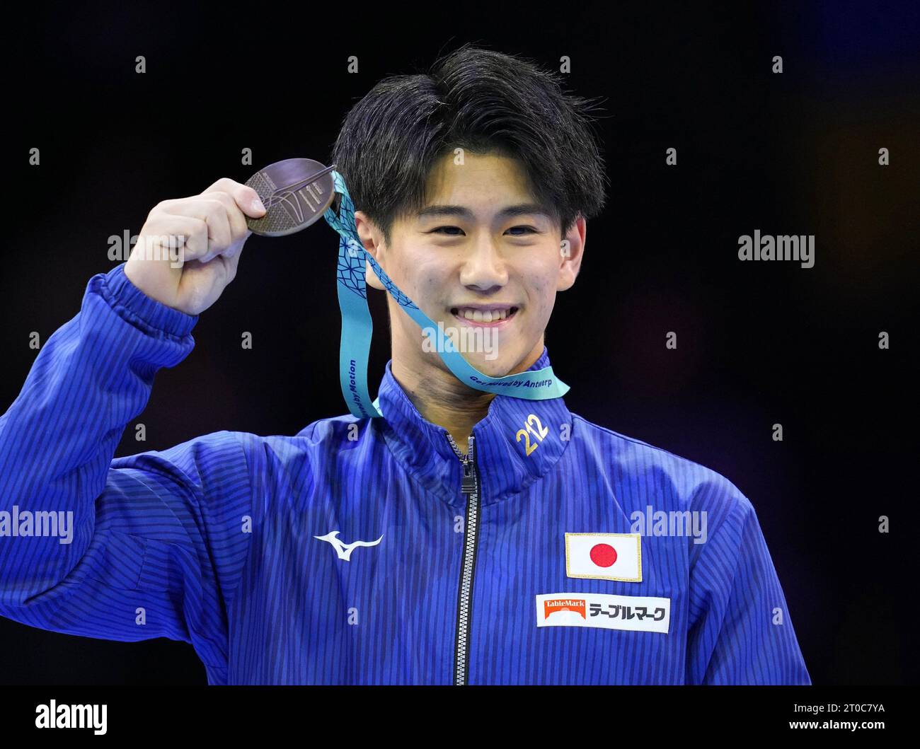 Daiki Hashimoto, du Japon, pose avec sa médaille d'or après avoir remporté la finale individuelle masculine aux championnats du monde de gymnastique artistique à Anvers, en Belgique, le 5 octobre 2023. (Kyodo)==Kyodo photo via crédit : Newscom/Alamy Live News Banque D'Images