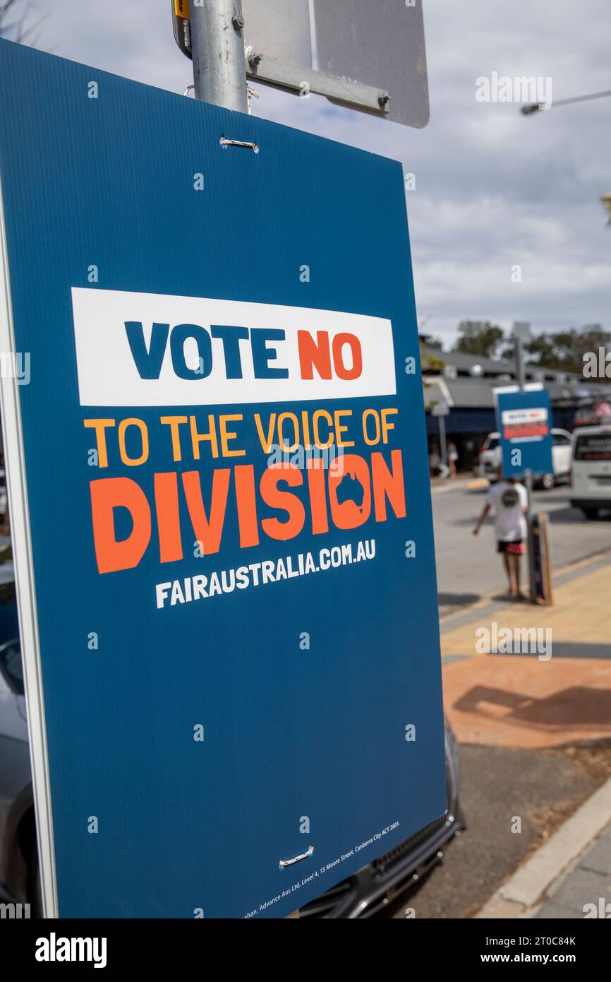 Vendredi 6 octobre 2023, le bureau de vote ouvre à Avalon Beach Sydney pour les résidents et les citoyens australiens de voter oui ou non en faveur ou non de la voix au Parlement. Un vote oui consiste à modifier la Constitution pour reconnaître les premiers peuples d'Australie en créant un organisme appelé la voix des aborigènes et des insulaires du détroit de Torres. La question posée sur le bulletin de vote est la suivante : « Une proposition de loi : modifier la Constitution pour reconnaître les premiers peuples d’Australie en établissant une voix des aborigènes et des insulaires du détroit de Torres. Banque D'Images