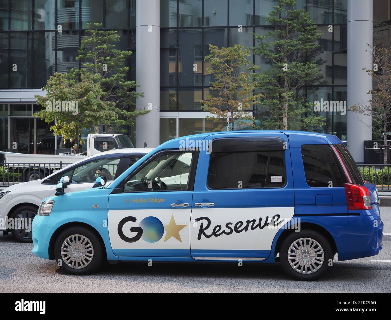 TOKYO, JAPON - 28 septembre 2023 : un taxi dans une rue du quartier de Toranomon Hills à Tokyo. La voiture est un taxi Toyota JPN. Banque D'Images
