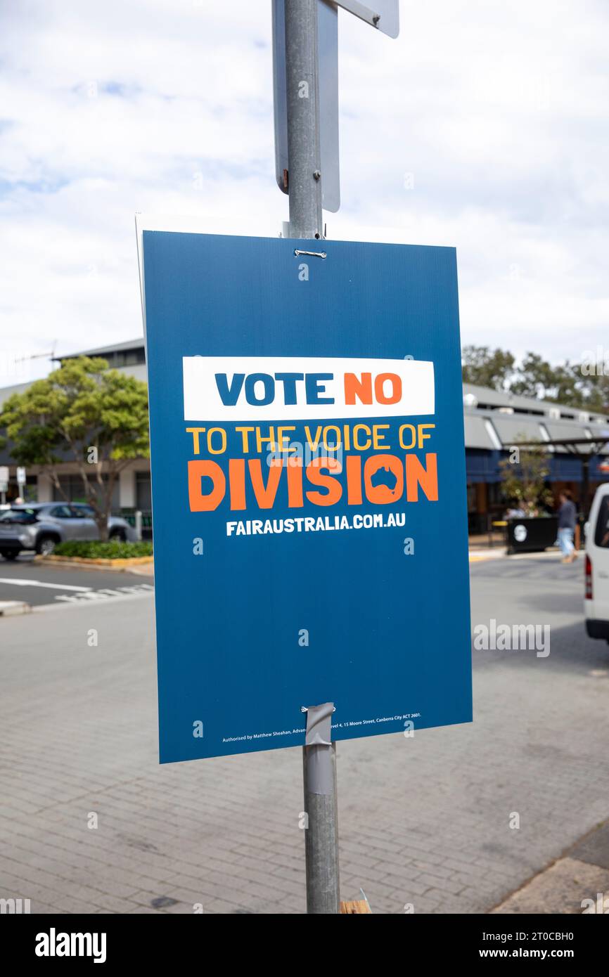 Vendredi 6 octobre 2023, le bureau de vote ouvre à Avalon Beach Sydney pour les résidents et les citoyens australiens de voter oui ou non en faveur ou non de la voix au Parlement. Un vote oui consiste à modifier la Constitution pour reconnaître les premiers peuples d'Australie en créant un organisme appelé la voix des aborigènes et des insulaires du détroit de Torres. La question posée sur le bulletin de vote est la suivante : « Une proposition de loi : modifier la Constitution pour reconnaître les premiers peuples d’Australie en établissant une voix des aborigènes et des insulaires du détroit de Torres. Banque D'Images