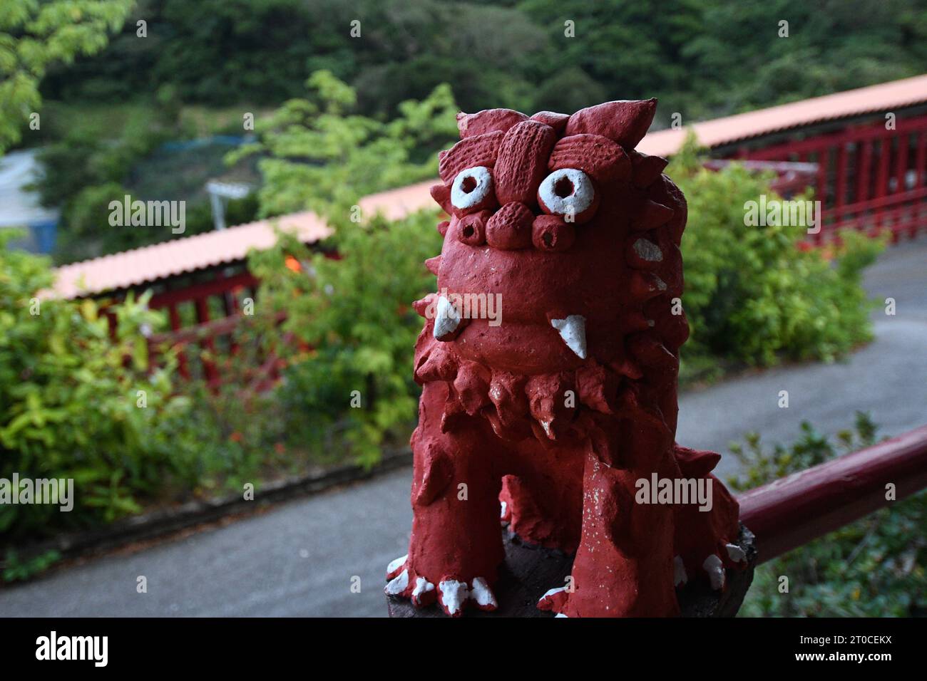Gros plan d'une sculpture rouge d'un dragon mythique dans un temple japonais Banque D'Images