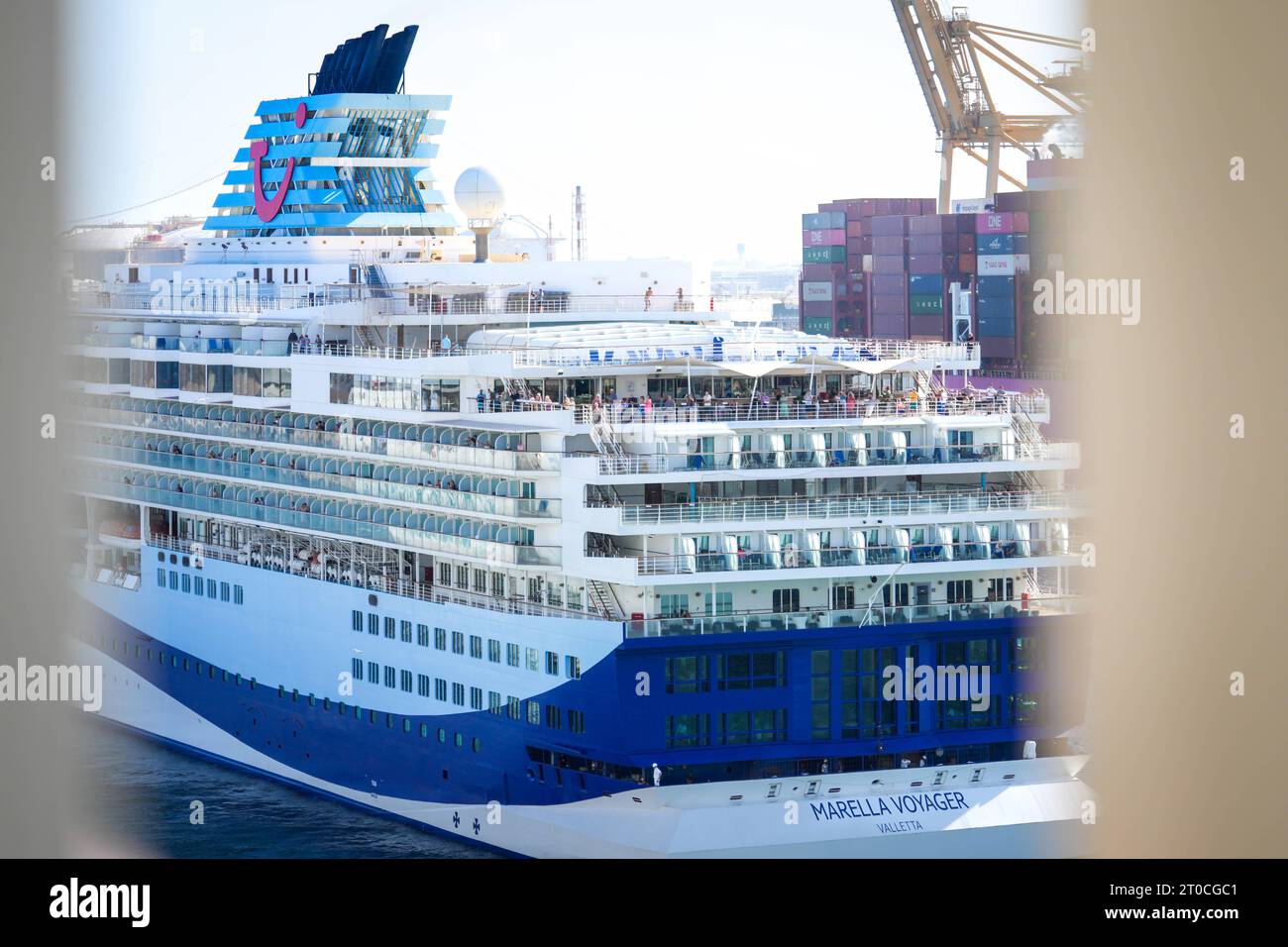 Marella Voyager ein Kreuzfahrtschiff der Reederei Marella Cruises im Hafen von Barcelona Marella Voyager ein Kreuzfahrtschiff der Reederei Marella Cruises im Einsatz fuer TUI Cruises Mein Schiff 2 im Hafen von Barcelona. Es ist ein Passagierschiff der Klasse Century-Klasse und ist 262, 51 m lang und 32, 20 m breit Barcelona Spanien *** Marella Voyager un bateau de croisière de la compagnie maritime Marella Cruises dans le port de Barcelone Marella Voyager un bateau de croisière de la compagnie maritime Marella Cruises en service pour TUI Cruises Mein Schiff 2 dans le port de Barcelone c'est un passager navire du C Banque D'Images