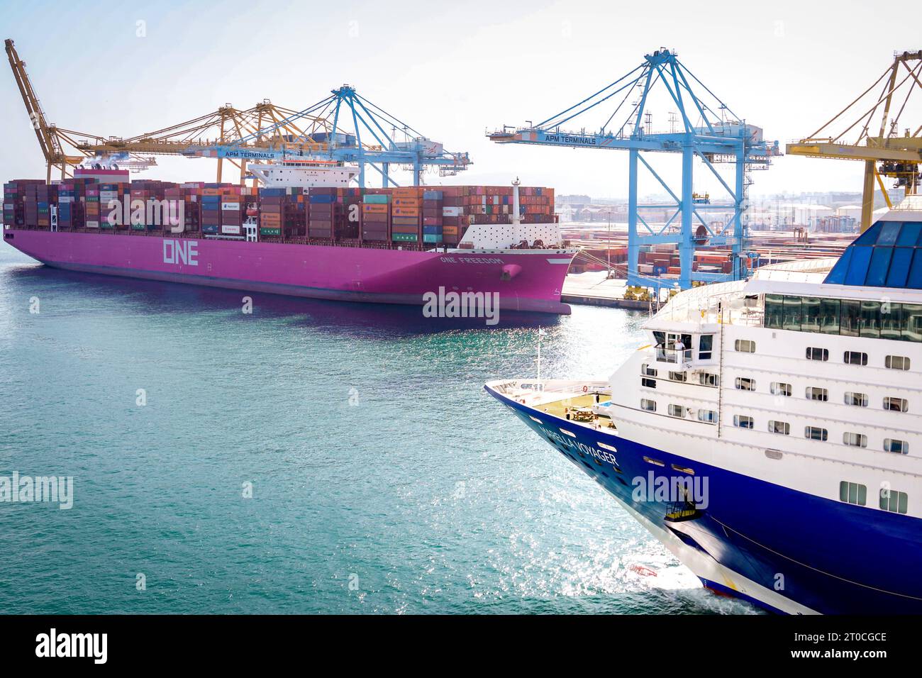 XL-Containerschiff ONE Freedom und das Kreuzfahrtschiff Marella Voyager von Mein Schiff TUI im Hafen von Barcelona XL-Containerschiff ONE Freedom BJ. 2022, 366 m und das Kreuzfahrtschiff Marella Voyager von Mein Schiff TUI im Hafen von Barcelona. Mit seinen bis zu 15Ö242 Boxen an bord zu den grossen Containerschiffen. DAS Schiff gehoert zur Klasse der Ultra large Container Ships ULCS und ist in der Gruppe der weltweit groessten derzeit eingesetzten Containerschiffe angesiedelt. Barcelona Spanien *** XL porte-conteneurs ONE Freedom et le navire de croisière Marella Voyager de Mein Schiff TUI dans le por Banque D'Images