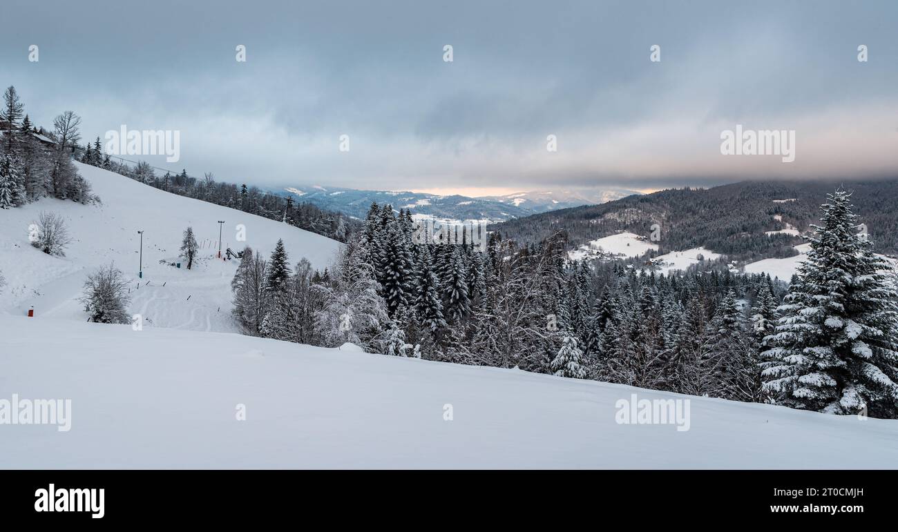 Vue de Vienkow Nizni colline au-dessus de Wisla en hiver Beskid Slaski montagnes en Pologne Banque D'Images