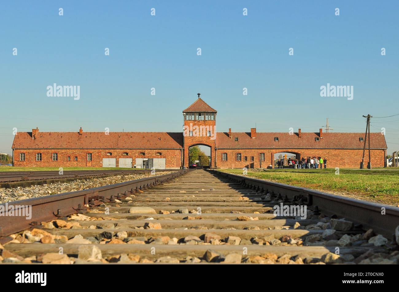 La « porte de la mort » à Auschswitz construite en 1943 lorsque l'extermination battait son plein. Les victimes débarquèrent ici, puis furent gazées ou mises au travail Banque D'Images